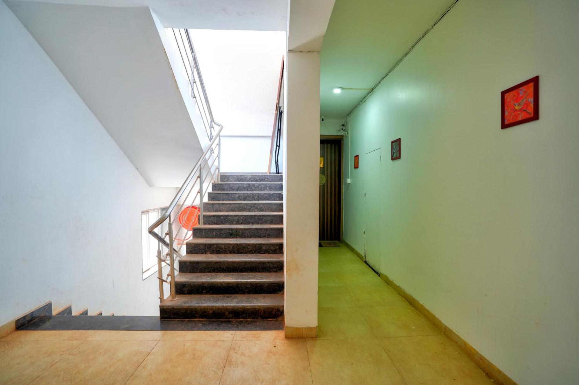 Luxurious Nirvana Apartments ヴァガトール エクステリア 写真
