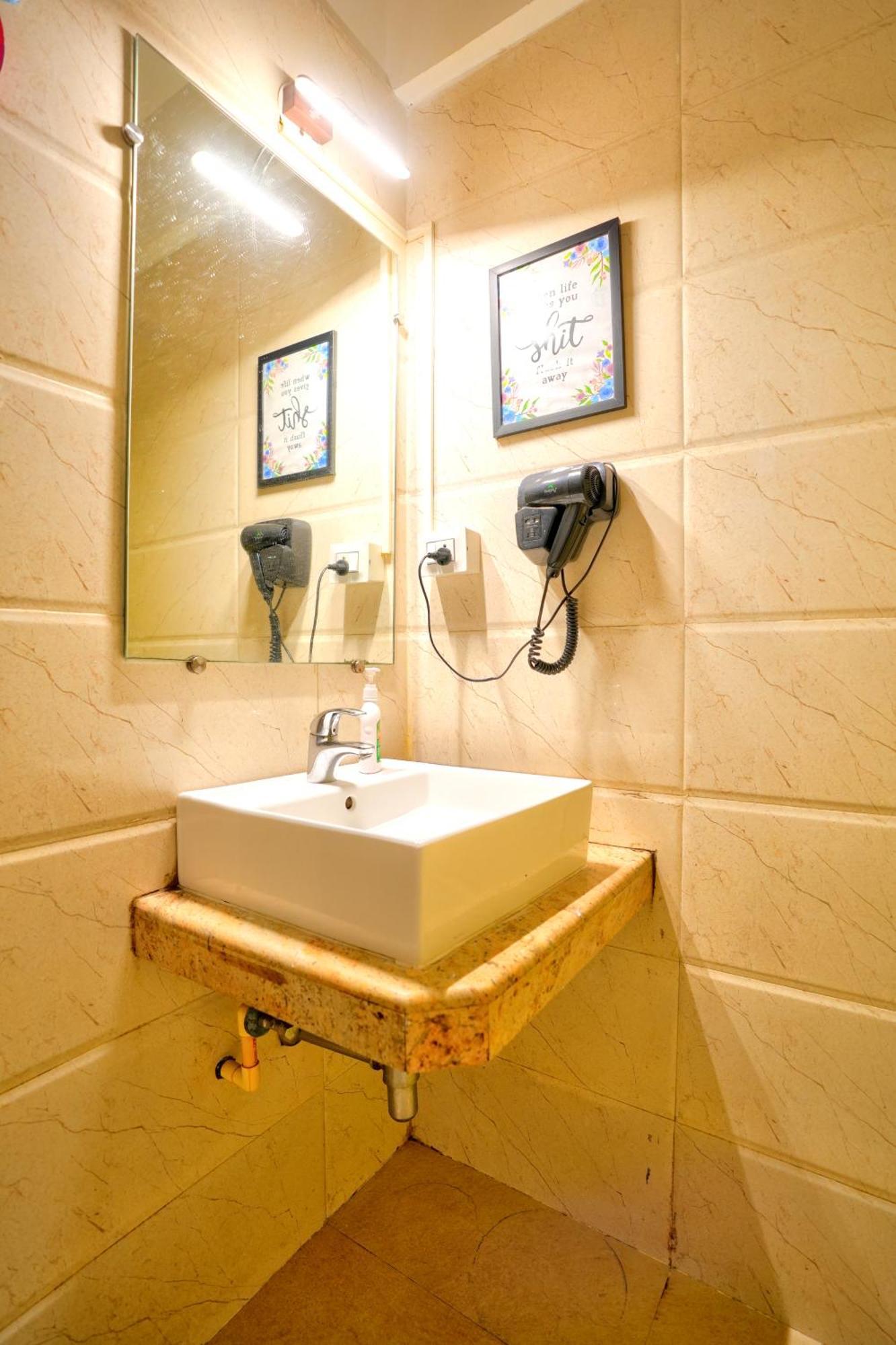 Luxurious Nirvana Apartments ヴァガトール エクステリア 写真